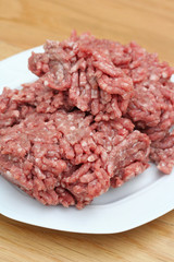 carne macinata cruda su piatto