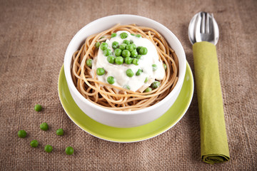 Vollkorn-Spaghetti mit Erbsen-Sahne-Sauce