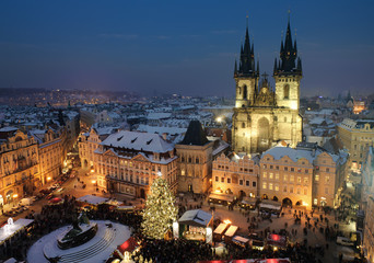 Fototapeta na wymiar Stare miasto kwadrat w Pradze w czasie Christmass. Noc.
