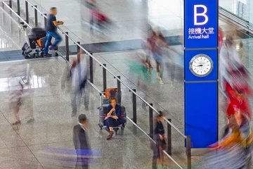 Zelfklevend Fotobehang people in motion blur at the airport © petunyia