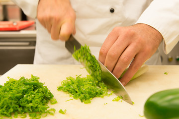 Koch schneidet Gemüse