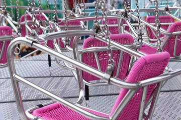 Roter Sessel von einem Kettenkarussell auf dem Volksfest, Detailaufnahme