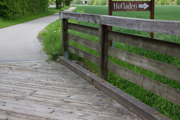 Brücke mit Hofladen-Schild