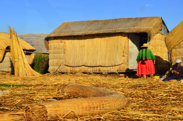 Cabaña de totora en una isla flotante. Lago Titicaca. Perú