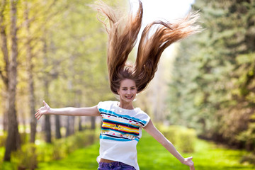 прыжок девушки с длинными волосами