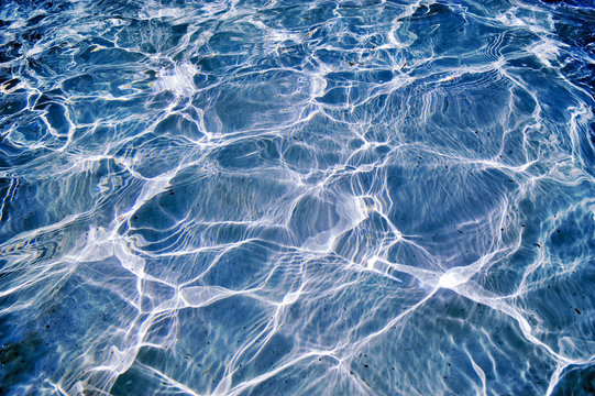 Bizarre Wasserstrukturen im Brunnen