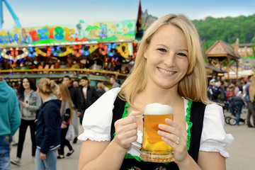 Frau im Dirndl auf Oktoberfest mit Maßkrug Bier