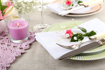 Obraz na płótnie Canvas Table setting with spring flowers close up