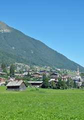 Fototapeta na wymiar Urlaubsort Fulpmes im Stubaital in Tirol