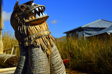 Proa de balsa de totora de los Uros . Lago Titicaca. Perú