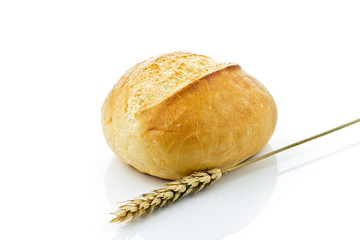 Bułka pszenna na białym tle