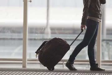 Foto auf Acrylglas Asiatische Orte Frau trägt Ihr Gepäck am Flughafenterminal