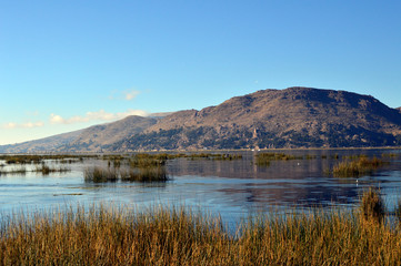 Bahía de Puno. Lago Titicaca al amanecer . Perú