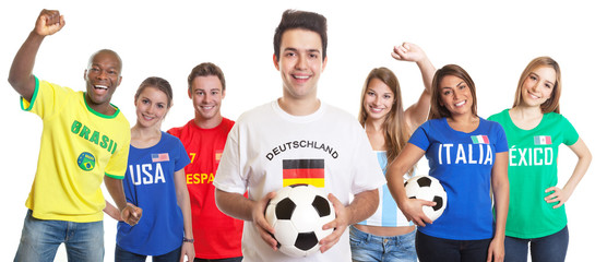 Fussball Fan aus Deutschland mit Ball und anderen Fans