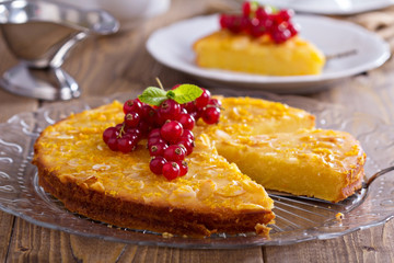 Cornmeal cake with berries