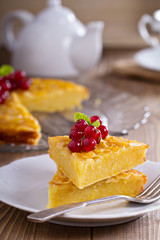 Cornmeal cake with berries