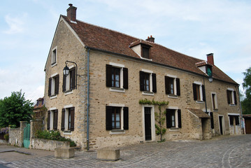 Fototapeta na wymiar Maison en pierre briarde