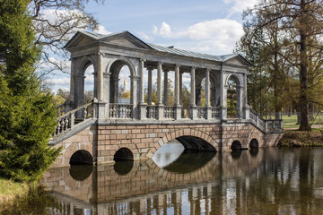 Fototapeta na wymiar Marmur most w parku