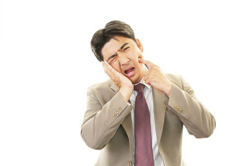 歯痛を訴えるビジネスマン