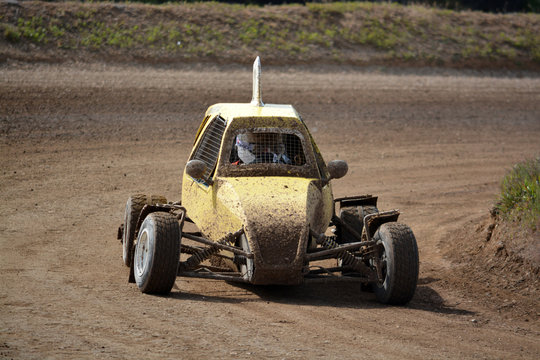 buggy amarillo trazando una curva peligrosa