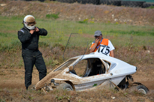 piloto con vehiculo buggy averiado en carrera de rally