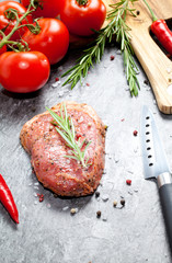 stück fleisch mit chilli auf einer granit platte