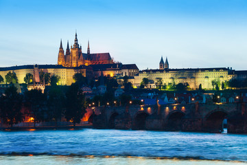 Naklejka premium Prague hrad and Charles Bridge over the river