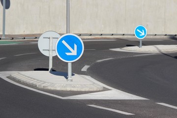 Panneaux de contournement obligatoire