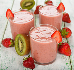 Smoothies of kiwi and strawberry