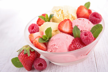 vanilla and berry ice cream