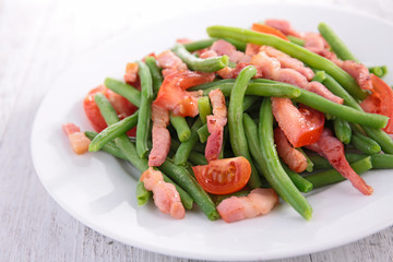 green bean salad with bacon and tomato