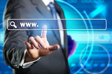 Geschäftsmann drückt auf Browser-Suchleiste