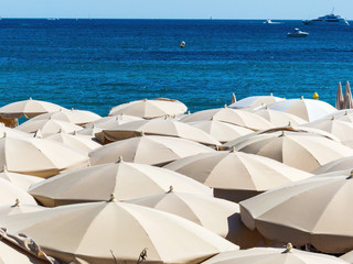 Viele Sonnenschirme am Strand