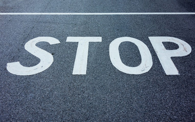 Aufschrift STOP auf einer Stra&szlig;e