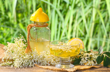 Selbstgemachter Holunderblütensirup