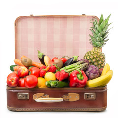 valigia vintage rossa piena di frutta fresca