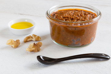 Pesto rosso in einem Glas