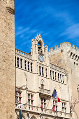 Fototapeta na wymiar Rathaus mit Uhr der Statdt Narbonne in Südfrankreich