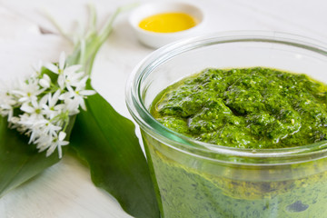 Pesto mit Bärlauch in einem Glas