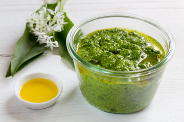 Pesto mit Bärlauch in einem Glas