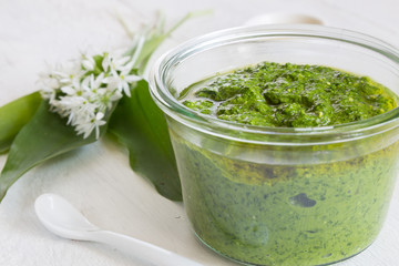 Pesto mit Bärlauch in einem Glas