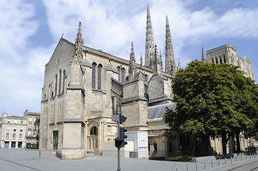 Obraz premium A view of Bordeaux Cathedral in France