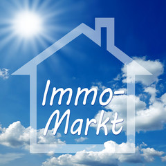 Haus vor Wolken mit Sonne und Immomarkt