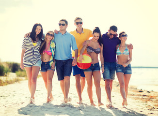 Obraz premium group of friends having fun on the beach