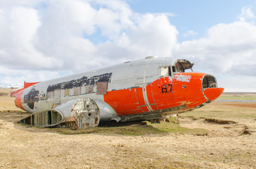 Fototapeta na wymiar épave d'un avion brin dans nord de l'Islande