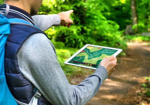 Man hiking with Tablet PC and GPS App &ndash; Wandern mit Wander App