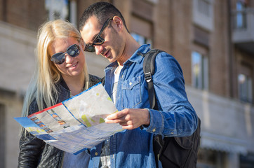 couple of tourists with map - obrazy, fototapety, plakaty