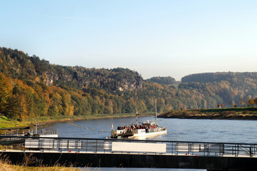 Eine Fähre auf der Elbe im Elbsandsteingebirge