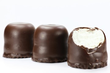 Schaumküsse isoliert auf weißem Hintergrund