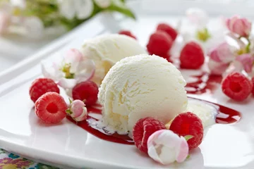 Gardinen Vanilla Ice Cream with fresh berries © Mara Zemgaliete